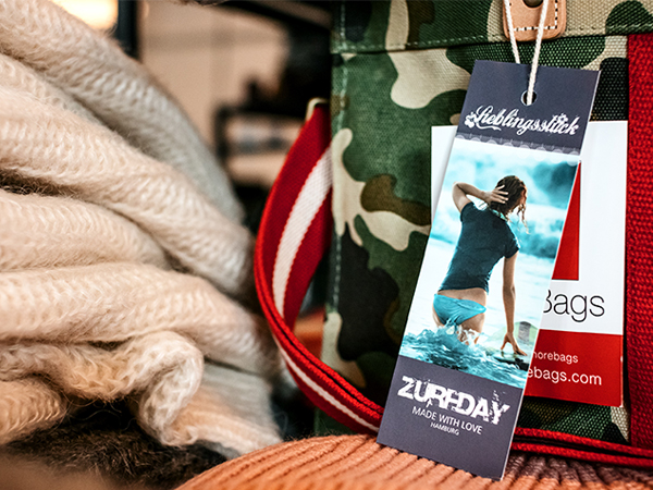 Close-Up Pulli und Tasche mit Hangtag Lieblingsstück vom Zurfday Concept Store